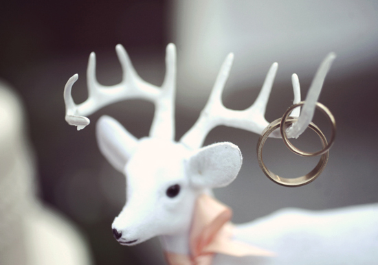 deer wedding cake topper | Photo by Anne Nunn Photography deer wedding cake topper | Photo by Anne Nunn Photography