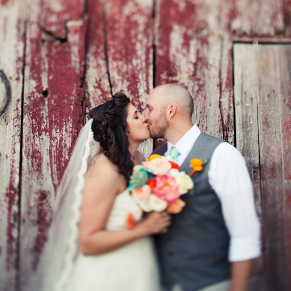 Colorful Texas wedding | photo by Paige Newton | 100 Layer Cake Colorful Texas wedding | photo by Paige Newton | 100 Layer Cake