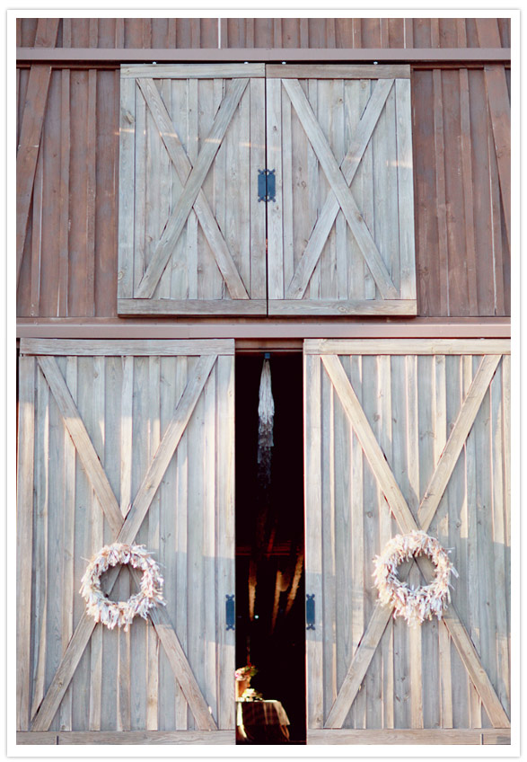 simple-barn-door-wedding-wreaths