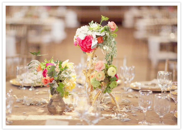 metallic-gold-table-decor-and-bright-floral-centerpieces