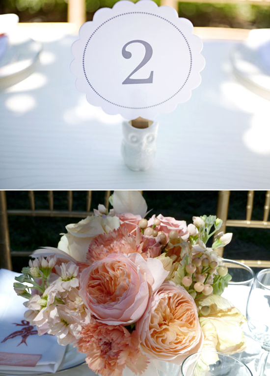 scalloped table numbers and peach flower arrangement | Photo by Anne Nunn Photography