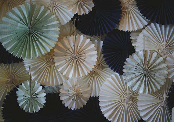 Paper fan backdrop | Photo by Lime Green Photography | 100 Layer Cake