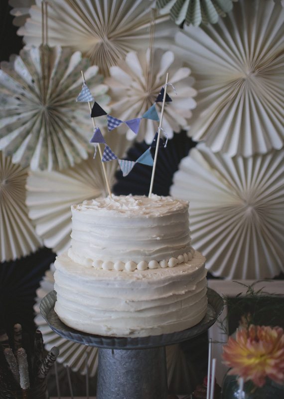 blue bunting cake topper | Photo by Lime Green Photography | 100 Layer Cake