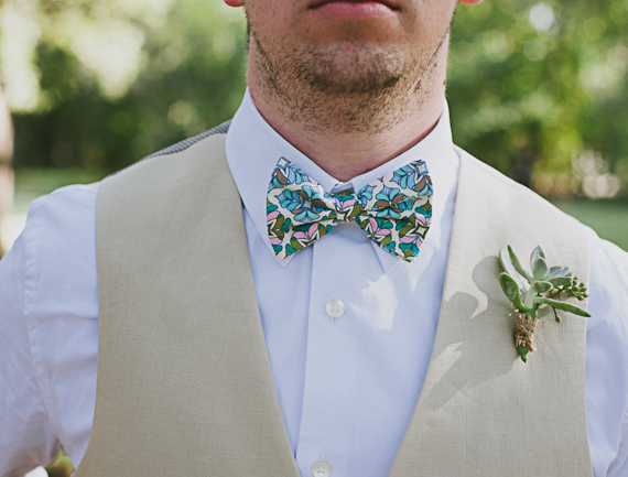Floral bow tie groomsmen attire | photo by Amber Vickery Photography | 100 Layer Cake