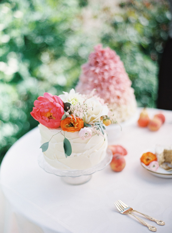 Spring garden wedding ideas | Photo by Sarah Hannam | Read more -  http://www.100layercake.com/blog/wp-content/uploads/2015/03/Spring-garden-wedding-ideas