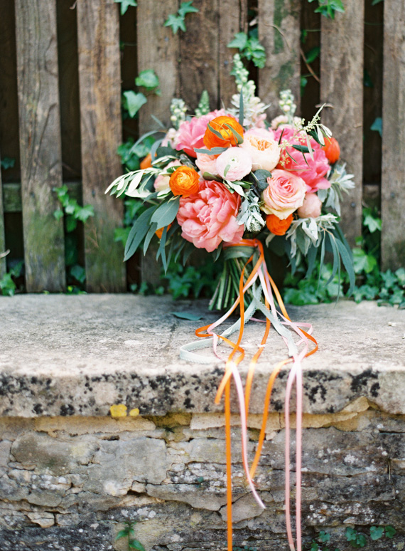 Spring garden wedding ideas | Photo by Sarah Hannam | Read more -  http://www.100layercake.com/blog/wp-content/uploads/2015/03/Spring-garden-wedding-ideas