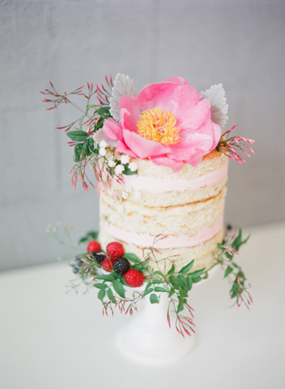 Spring wedding cake inspiration | Photo by Esther Sun |Cake by M cakes Sweet | Florals by Milieu Florals | 100 Layer Cake 