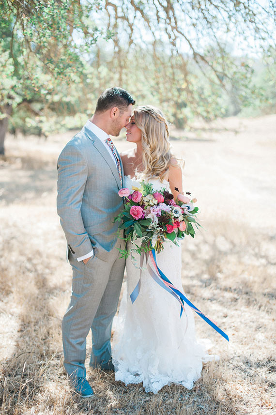 Colorful garden rose bouquet | Photos by Brandi Welles | Read more -  http://www.100layercake.com/blog/wp-content/uploads/2015/04/Colorful-Rustic-Barn-Wedding