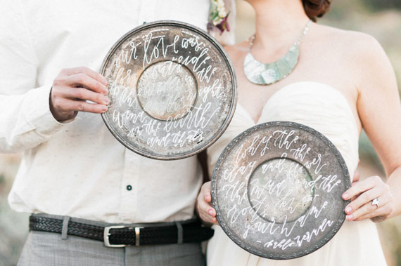 Calligraphed plates| Photo by  Whiskers and Willow Photography  | Read more -  http://www.100layercake.com/blog/wp-content/uploads/2015/04/Desert-wedding-inspiration