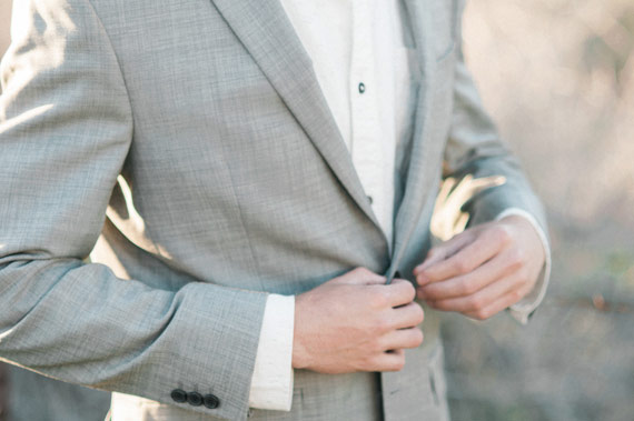 Light grey grooms suit | Photo by  Whiskers and Willow Photography  | Read more -  http://www.100layercake.com/blog/wp-content/uploads/2015/04/Desert-wedding-inspiration