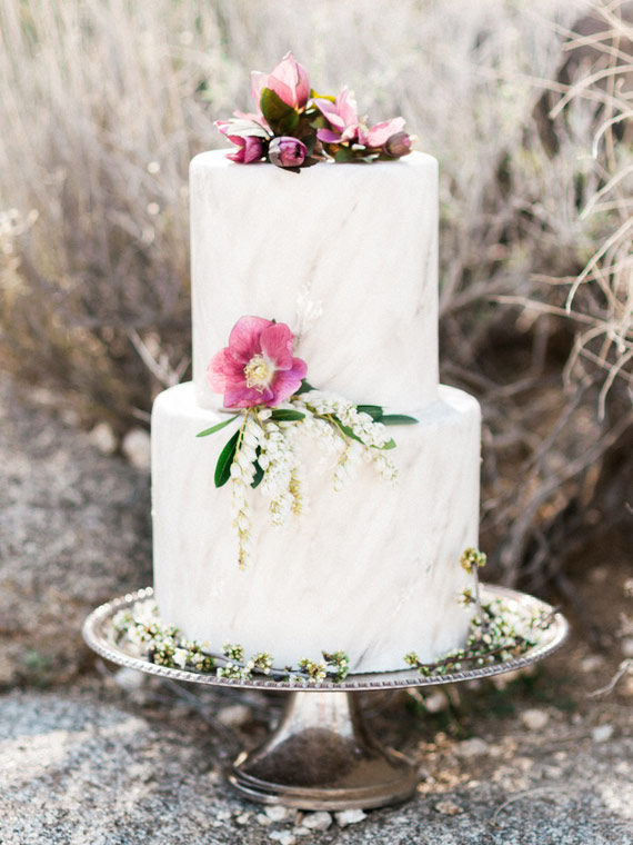 Bohemian wedding cake | Photo by  Whiskers and Willow Photography  | Read more -  http://www.100layercake.com/blog/wp-content/uploads/2015/04/Desert-wedding-inspiration