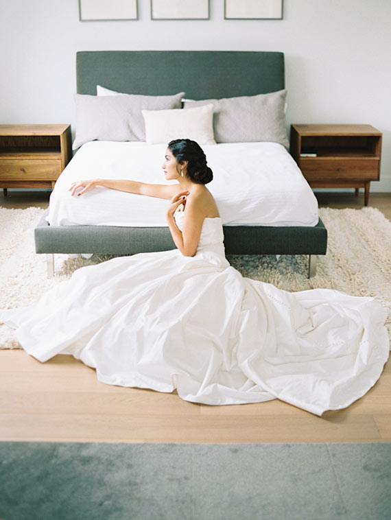 Intimate white wedding inspiration | Photo by  Bella Cosa Photography | Read more - http://www.100layercake.com/blog/wp-content/uploads/2015/04/ModernWhite580 