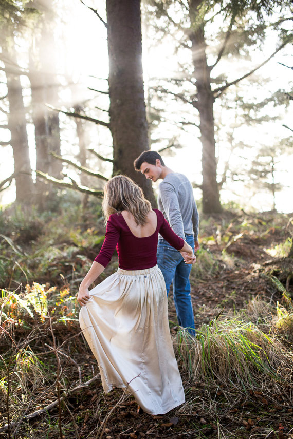 Oregon Coast Engagement | Photo by Nikita Lee Photography | Read more -  http://www.100layercake.com/blog/wp-content/uploads/2015/04/Oregon-Coast-Engagement-Session