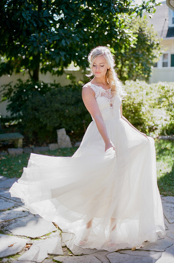 Leanna Marshall wedding dress | Photo by Jenna Henderson | Read more -  http://www.100layercake.com/blog/wp-content/uploads/2015/04/elegant-plum-wedding-inspiration