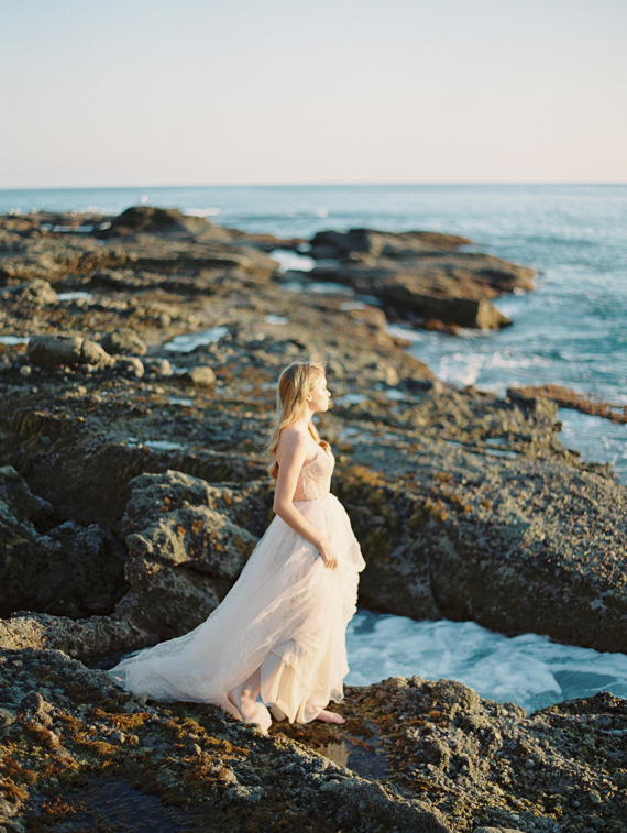 Romantic seaside bridal inspiration | Photo by Carmen Santorelli Photography | Read more -  http://www.100layercake.com/blog/wp-content/uploads/2015/04/romantic-seaside-bridal-inspiration
