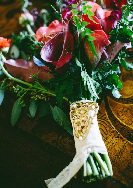 Great Gatsby inspired bridal bouquet  | photos by Lauren Scotti | 100 Layer Cake