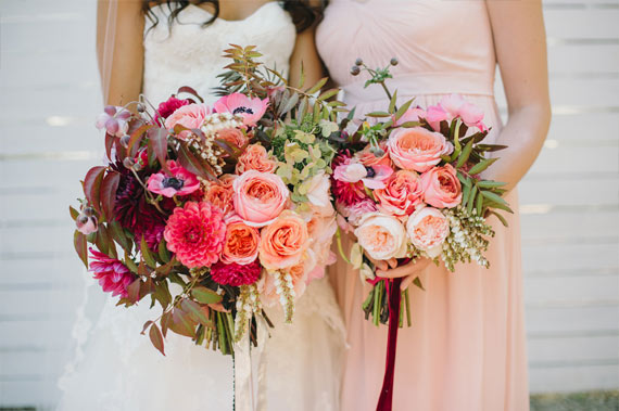 Colorful, modern Durham Ranch wedding | Planning and design by Enjoy Events Co | photo by Delbarr Moradi Photography | Read more - https://www.100layercake.com/blog/?p=66301
