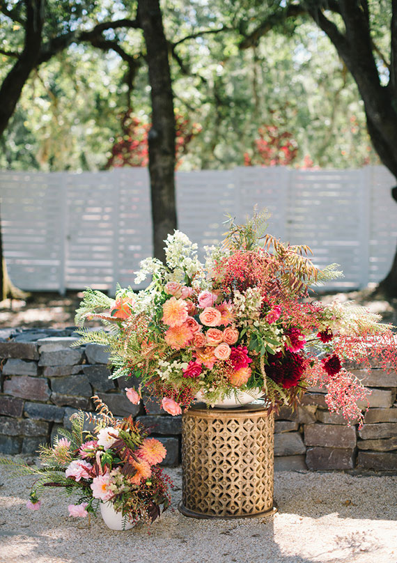 Colorful, modern Durham Ranch wedding | florals by Shotgun Floral Studio | photo by Delbarr Moradi Photography | Read more - https://www.100layercake.com/blog/?p=66301