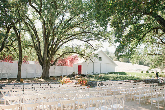 Colorful, modern Durham Ranch wedding | Planning and design by Enjoy Events Co | photo by Delbarr Moradi Photography | Read more - https://www.100layercake.com/blog/?p=66301