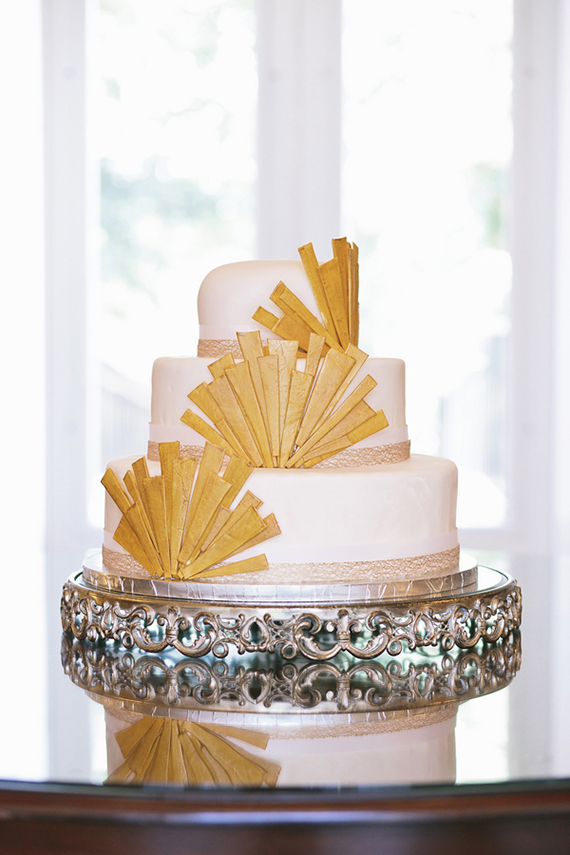 Art deco wedding cake | Photo by Hudson Nichols Photography | Read more  -  https://www.100layercake.com/blog/?p=68565