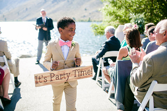 Wood wedding signage | Photo by Grover Photographers | Read more - https://www.100layercake.com/blog/?p=67779