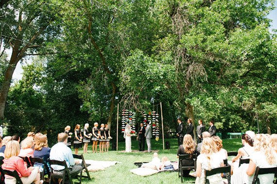 DIY backyard wedding | Photo by Brooke Schultz Photography | Read more - https://www.100layercake.com/blog/?p=68017