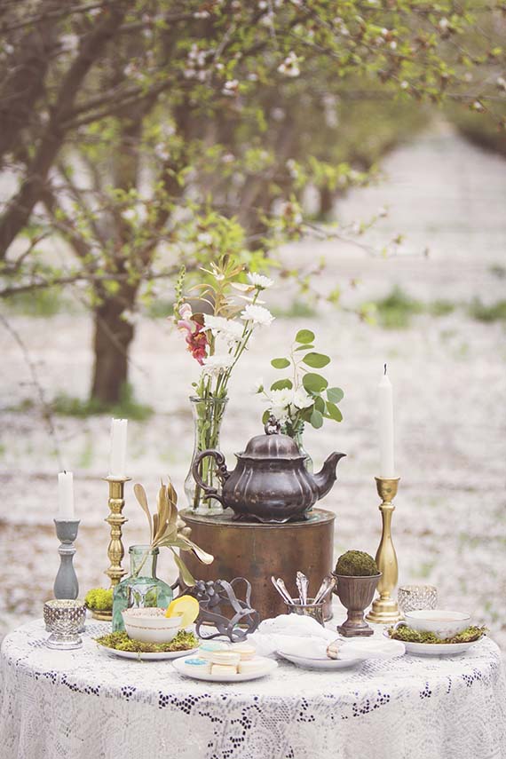 Vintage tea party inspiration | Photo by Laura Danielle Photography | Read more - https://www.100layercake.com/blog/?p=71714