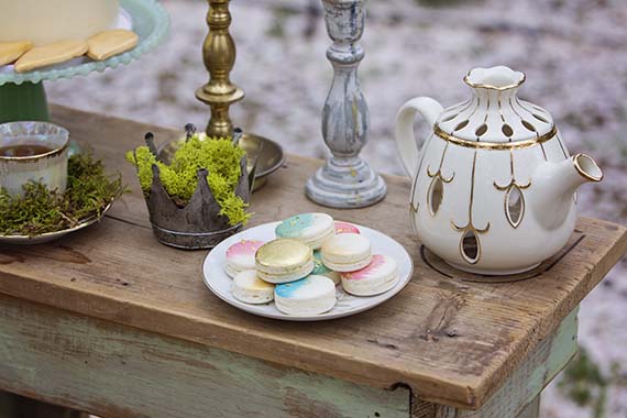 Vintage tea party inspiration | Photo by Laura Danielle Photography | Read more - https://www.100layercake.com/blog/?p=71714