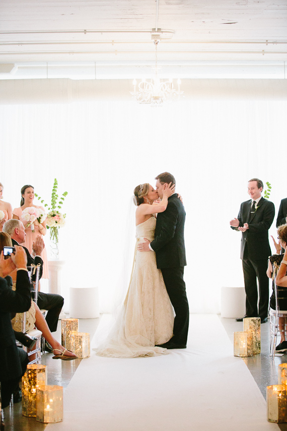 Modern Chicago wedding | Photo by Katie Kett Photography | Read more - https://www.100layercake.com/blog/?p=76330 