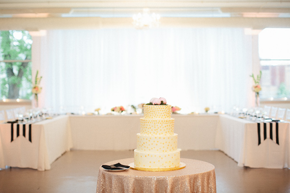 Modern Chicago wedding | Photo by Katie Kett Photography | Read more - https://www.100layercake.com/blog/?p=76330 