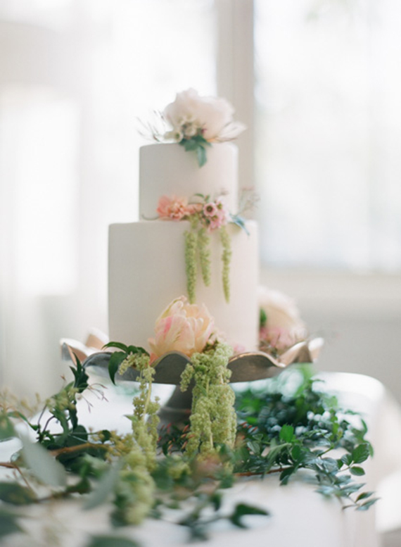 Spring wedding cake inspiration | Photo by Esther Sun |Cake by M cakes Sweet | Florals by Milieu Florals | 100 Layer Cake 