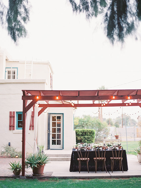 Black white and green backyard wedding inspiration | Photo by  Melissa Jill Photography | Read more - https://www.100layercake.com/blog/wp-content/uploads/2015/04/Backyard-wedding
