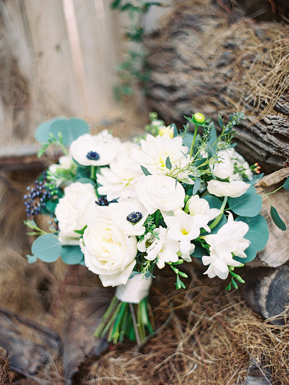 Black white and green backyard wedding inspiration | Photo by  Melissa Jill Photography | Read more - https://www.100layercake.com/blog/wp-content/uploads/2015/04/Backyard-wedding