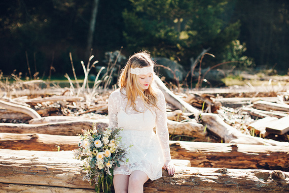 Cream and white bouquet  | Photo by  Catie Coyle Photography  | Read more - https://www.100layercake.com/blog/wp-content/uploads/2015/04/Bohemian-floral-inspiration