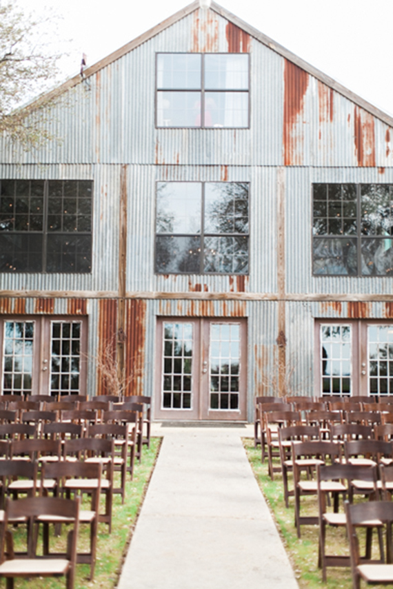 Chic Texas Hill Country wedding | Photo by Emilie Anne Photography | Read more - https://www.100layercake.com/blog/wp-content/uploads/2015/04/Chic-Texas-Hill-Country-Wedding