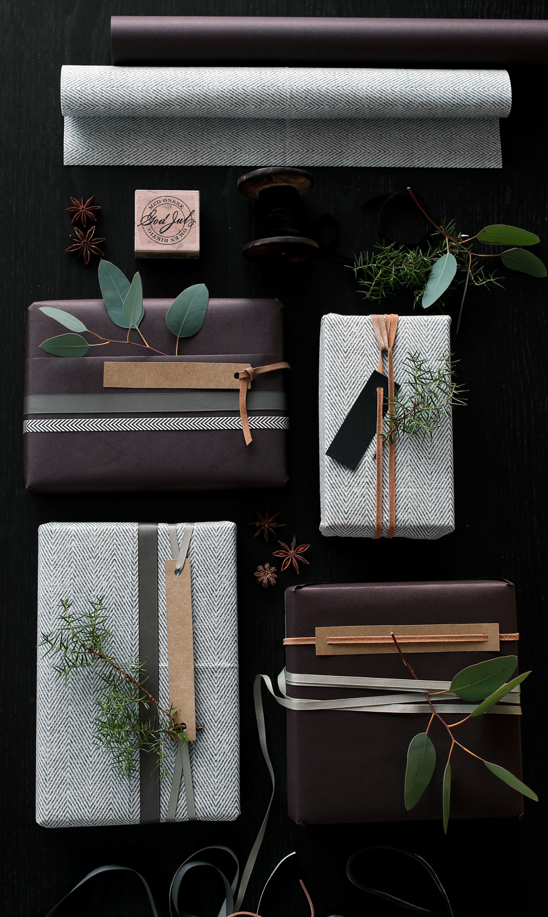 0008-1100-Christmas-gift-wrapping-By-Therese-Knutsen