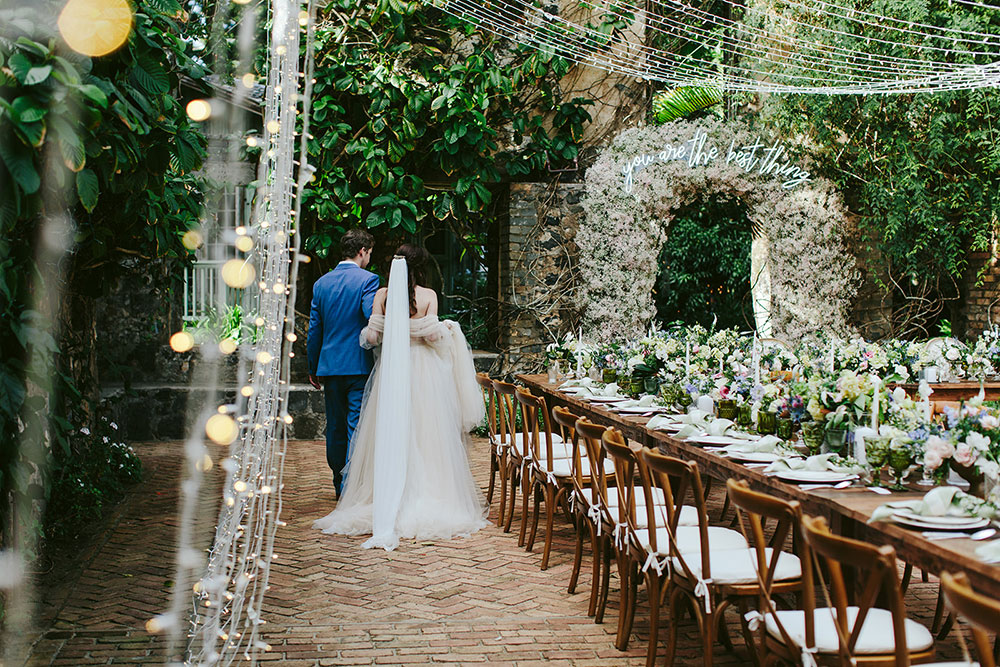 Lush Maui Garden Wedding With A Baby S Breath Arch Real Weddings 100 Layer Cake