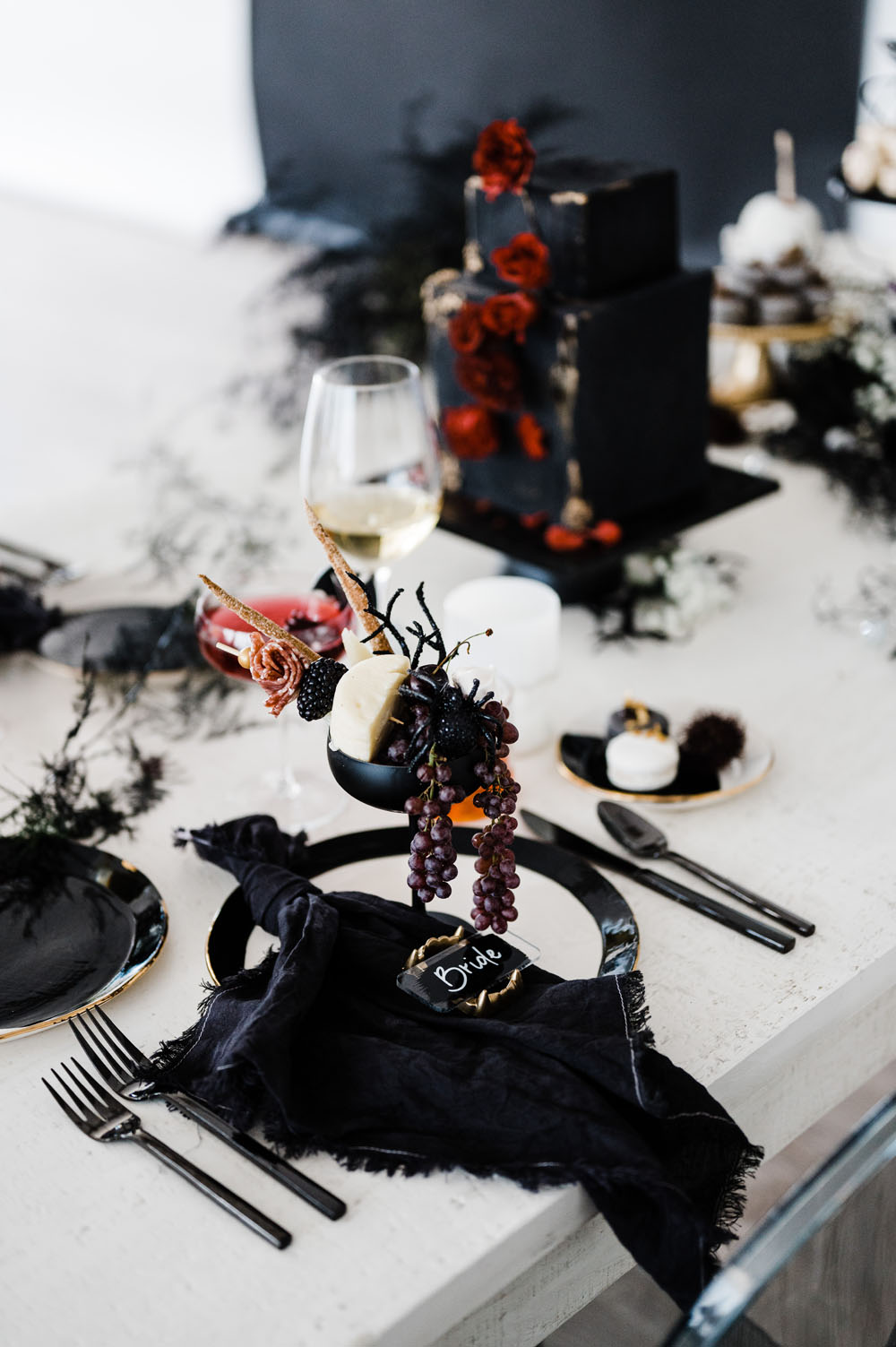 Idées effrayantes de fête d'Halloween et de mariage en noir et blanc