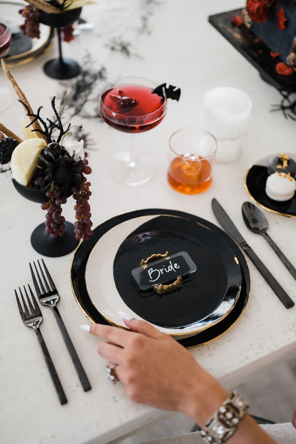 Idées effrayantes de fête d'Halloween et de mariage en noir et blanc