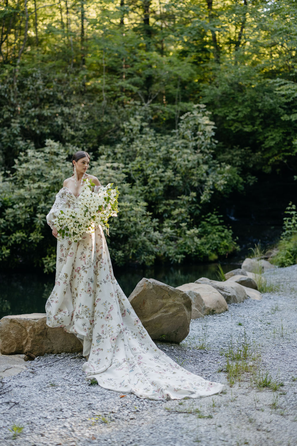 Idées de mariage de montagne d'été de luxe avec une robe à fleurs