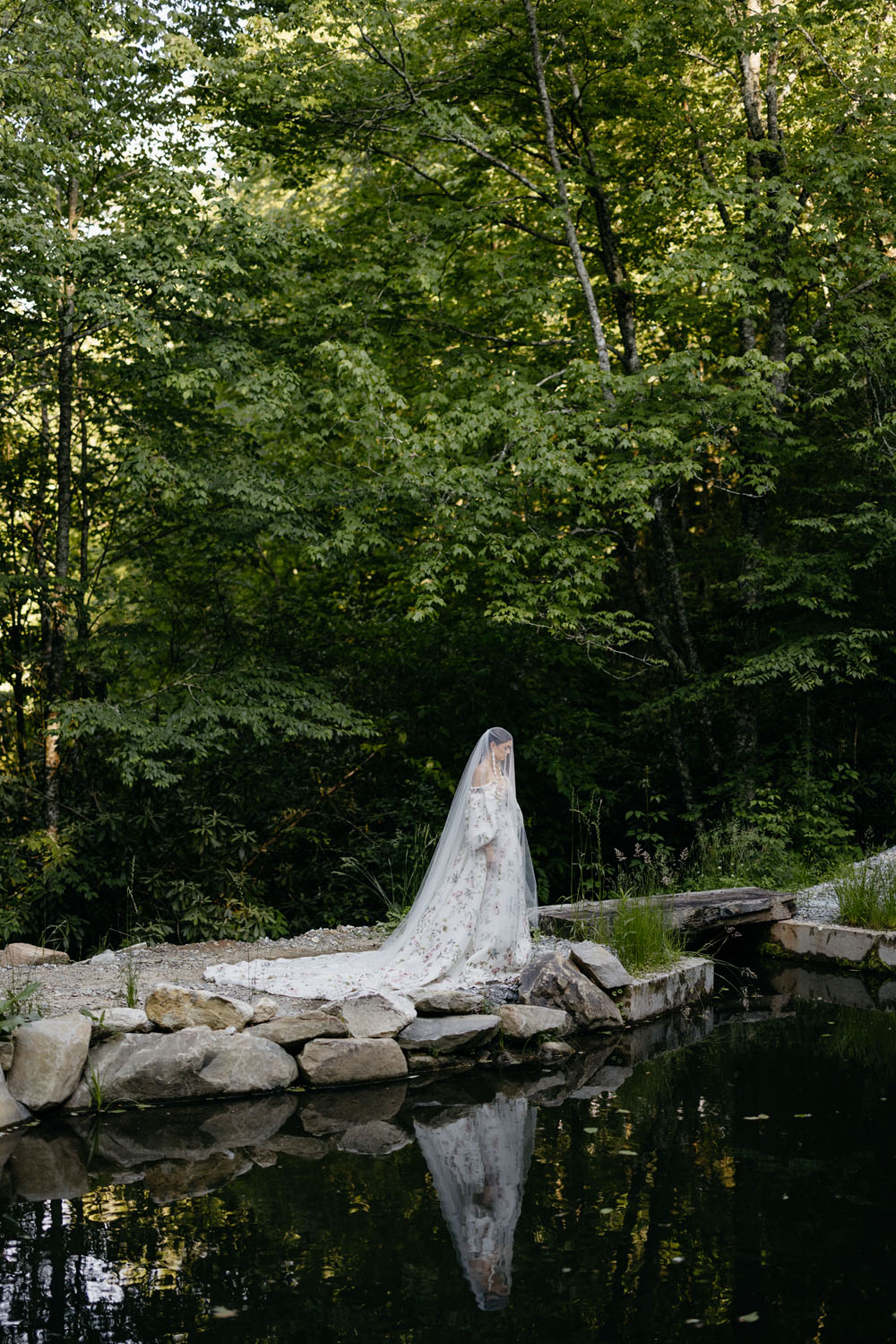 Idées de mariage de montagne d'été de luxe avec une robe à fleurs