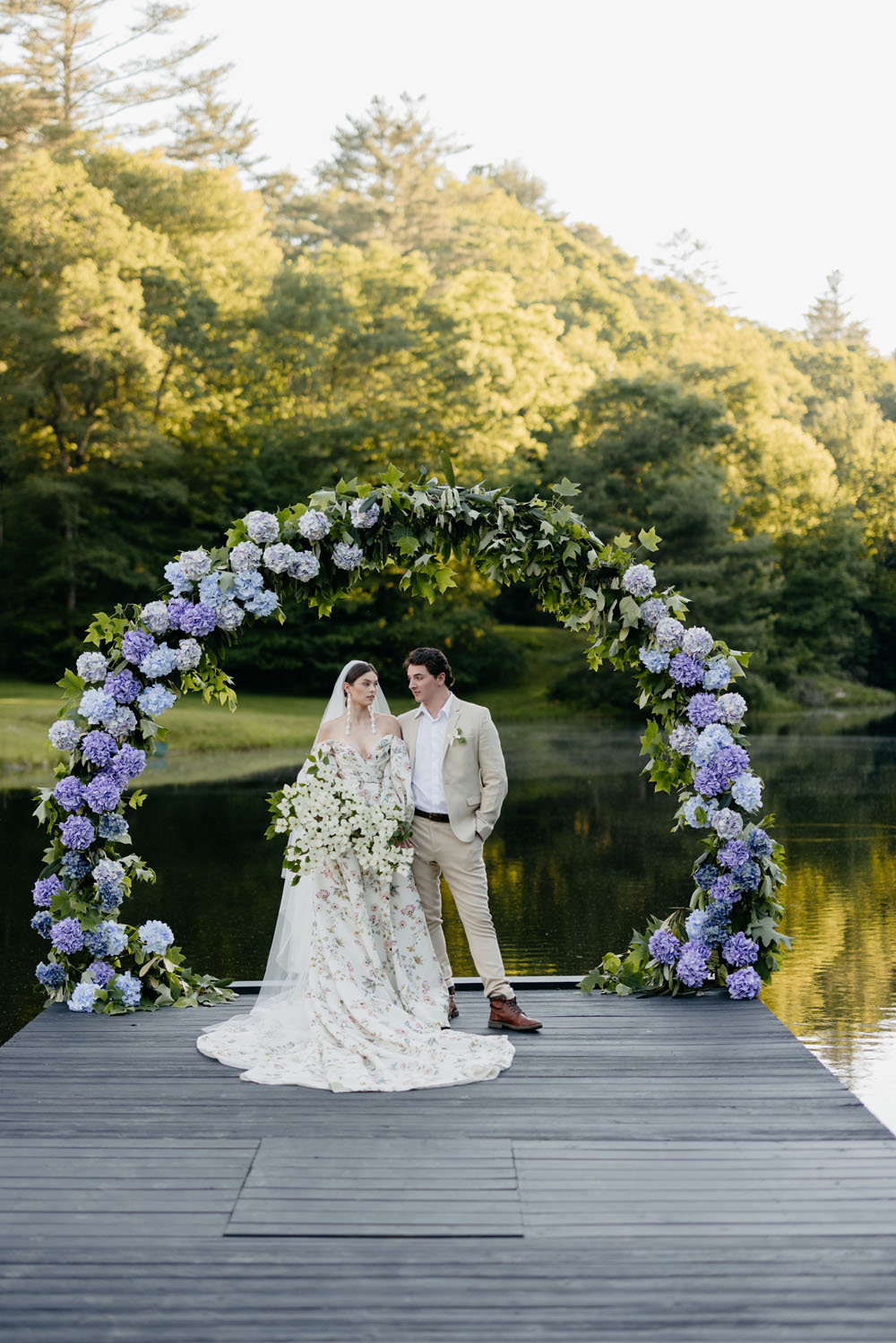 Idées de mariage de montagne d'été de luxe avec une robe à fleurs