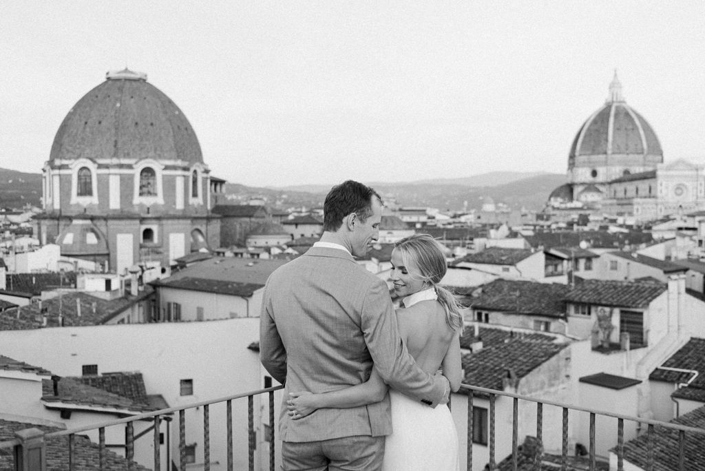 Mariage intemporel et moderne à Florence en noir et blanc