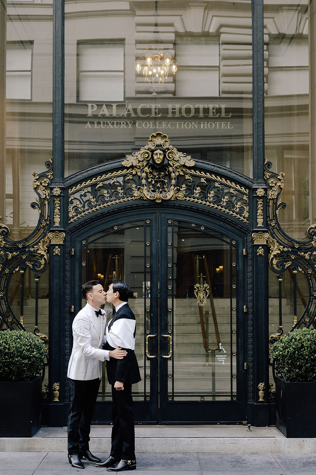 Nature meets the city in this chic black tie San Francisco wedding at The Palace Hotel | Real Weddings