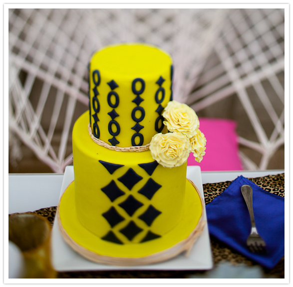 bold and graphic wedding cake