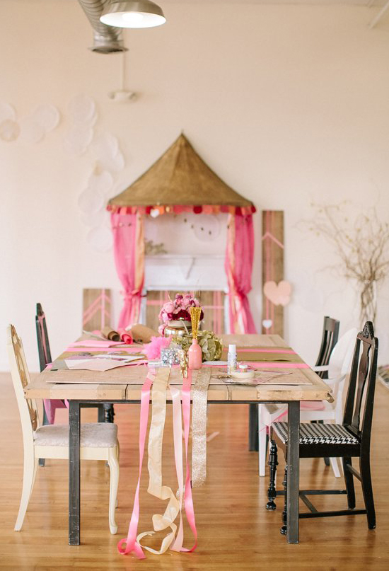 gold and pink table ribbons and pink and red floral centerpiece