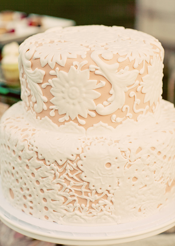 Lace wedding cake | photo by Justin Lee | 100 Layer Cake