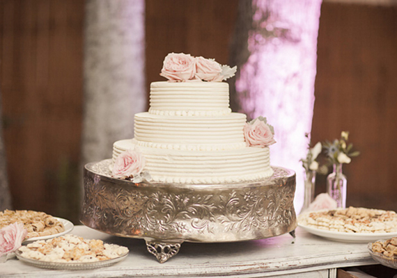 3 tired classic white wedding cake |  photos by Mustard Seed Photography | 100 Layer Cake