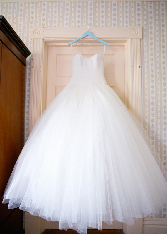 Sassi Holford wedding dress | Photo by Jeremy Harwell | 100 Layer Cake