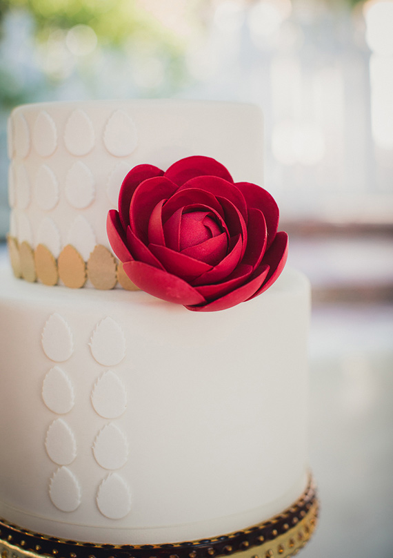 Modern white wedding cake inspiration | Charm CIty Cakes West | photo by Zoom Theory Photography | 100 Layer Cake